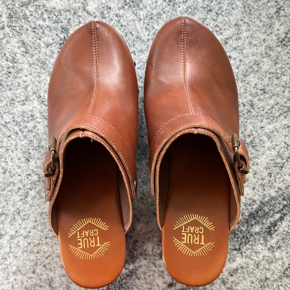 True Craft Blair Brown Clogs 8